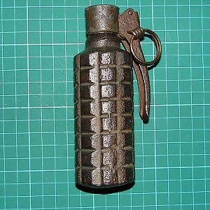 Spanish "Universal Larga" hand grenade, with B-3 fuze