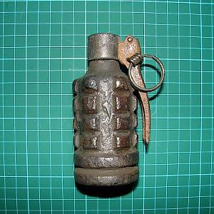 Spanish "defensiva de discos" hand grenade, with B-3 fuze