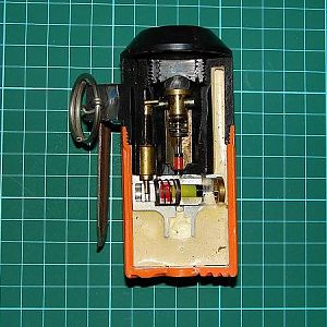 Spanish EA-M5 hand grenade. (Cutaway model)