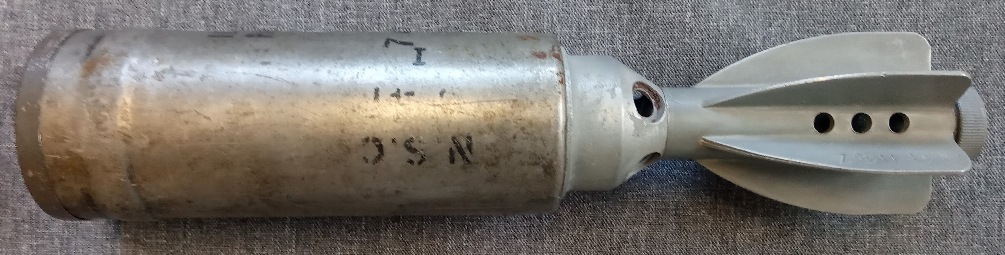 2 inch MK1 para illuminating  round ILLG  WITH PARACHUTE 7 42 W F LTD LOT1092. NSC 3 41