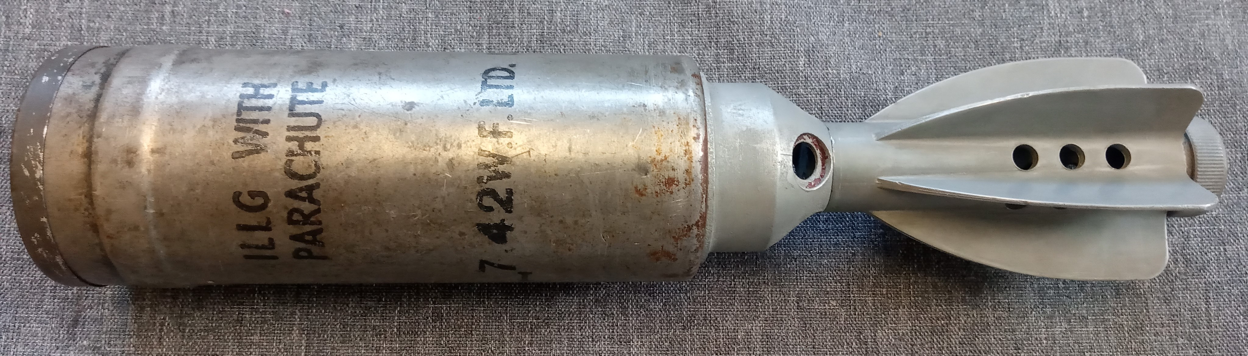 2 inch MK1 para illuminating  round ILLG  WITH PARACHUTE 7 42 WF.LTD LOT 1092. NSC 3 41