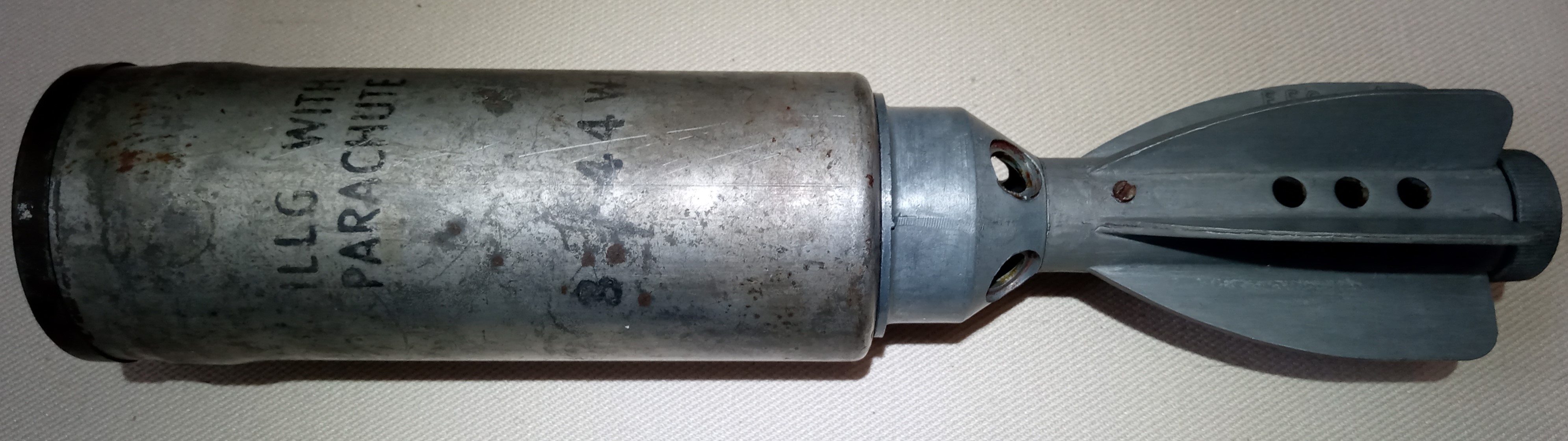2 inch para illuminating MK I.   ILLG WITH PARACHUTE 3/44 WFS LOT 3142 W & W 42.