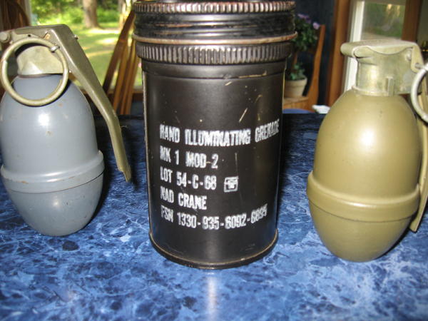 MK I Ilumination Grenades  and shipping can