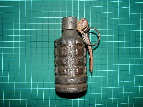 Spanish &quot;defensiva de discos&quot; hand grenade, with B-3 fuze